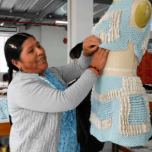 Artesana con prenda